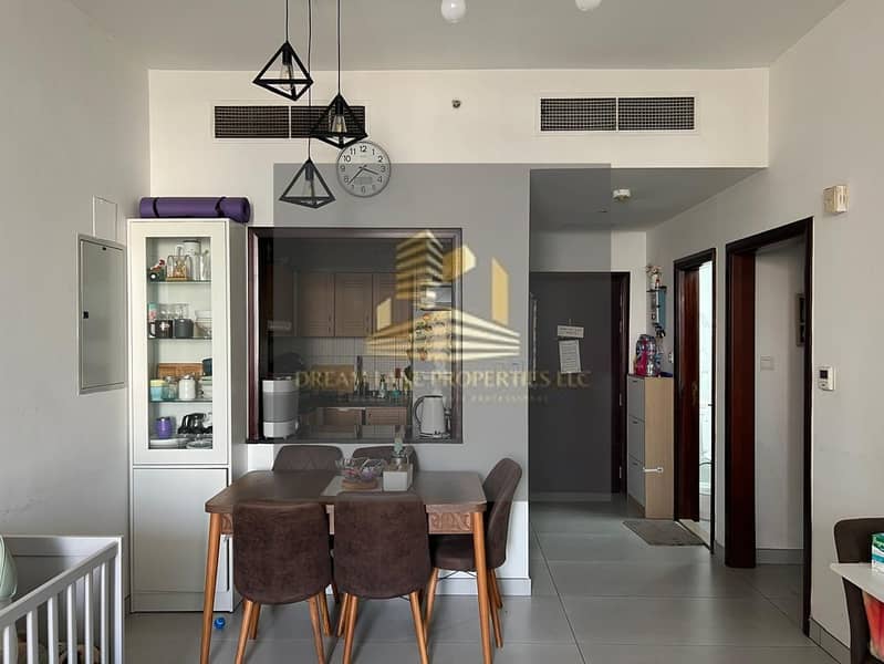 GRAB THIS SUPERB SUPERB DISTRESS DEAL OF BIGGER SIZE FURNISH 1 BHK / CLOSE KITCH — Dubai Silicon Oasis distress deal